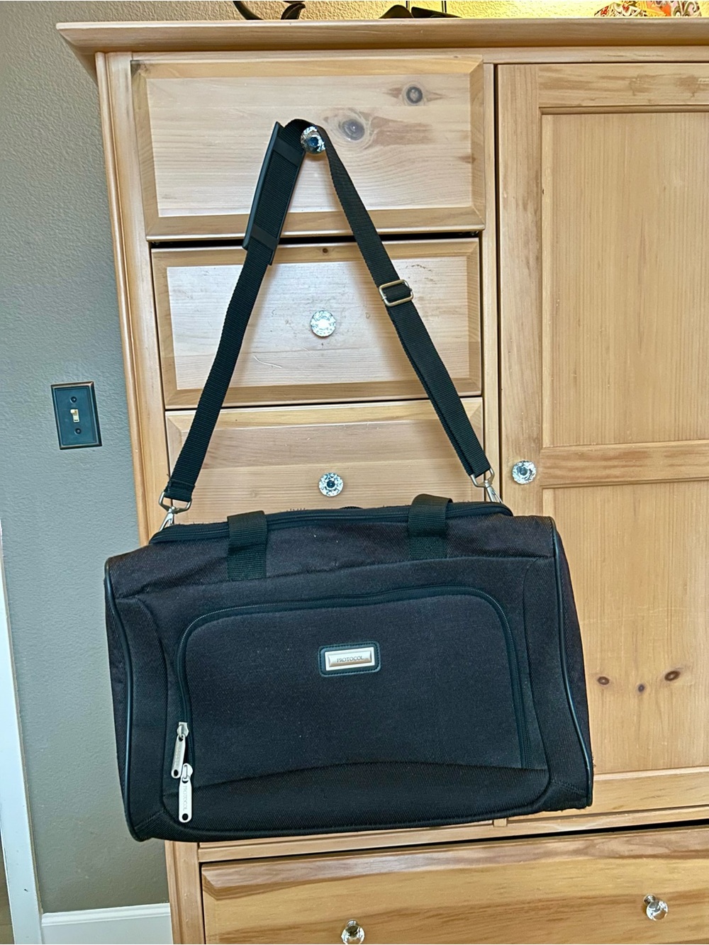 Black Men's Travel Duffel Bag with Adjustable Shoulder Strap. Large 19x12